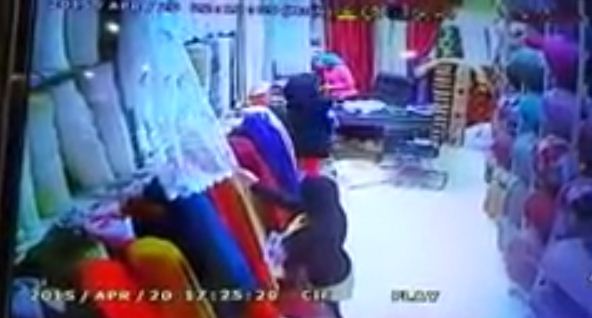 بالفيديو فتاة محجبة تستخدم طفل لتنفيذ عملية سرقة محل النيلين