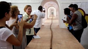 People look at the world's longest cigar that stretches 295 feet 4 inches (90 metres), in Havana, Cuba, August 12, 2016. REUTERS/Enrique de la Osa