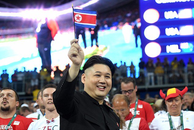شبيه زعيم كوريا الشمالية يُفاجئ مشجعي ريو1