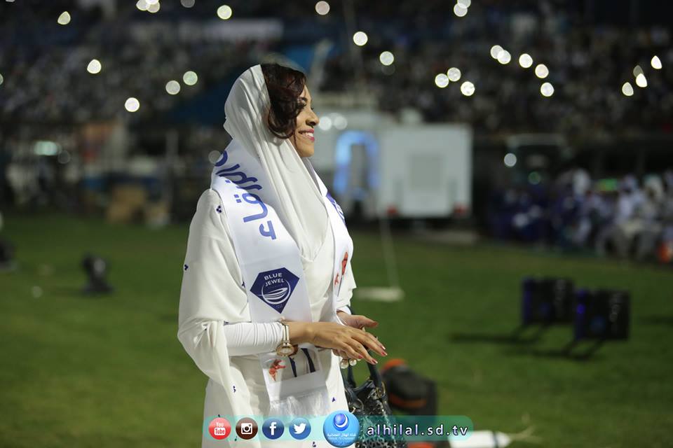 المذيعة سهام عمر تنحني لجمهور الهلال