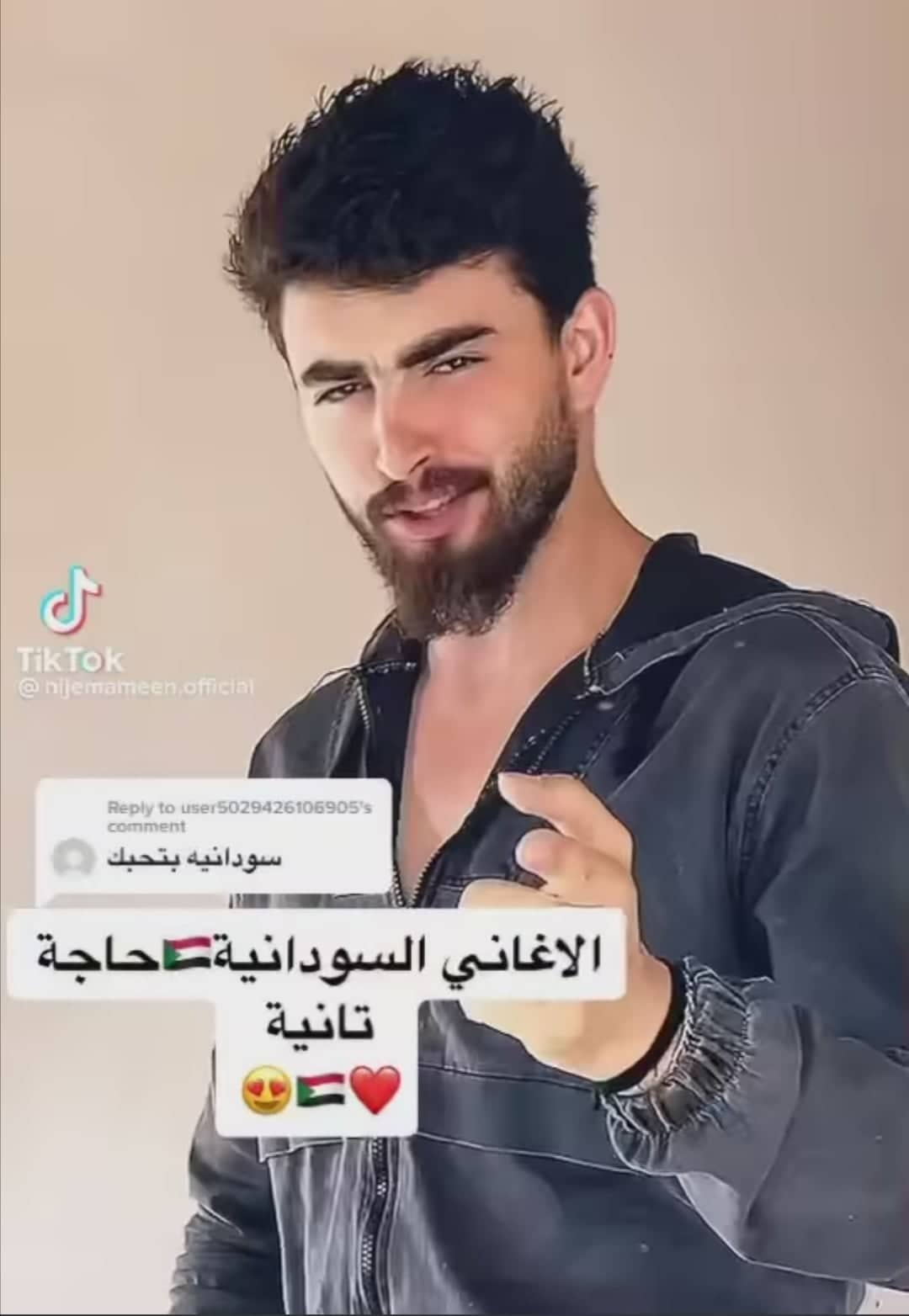 فلسطيني يغني