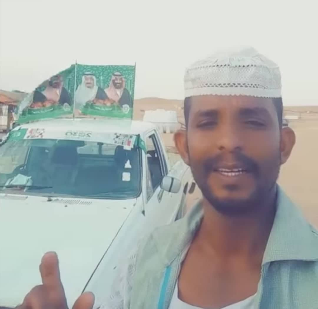 سوداني يحتفل بالعيد الوطني