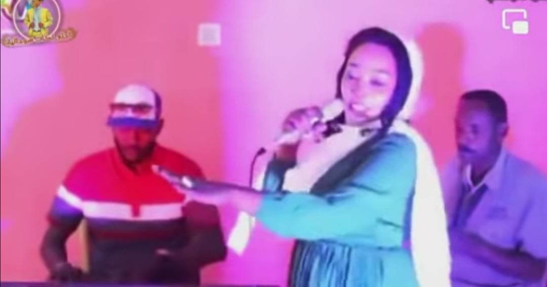 شاهد بالصورة والفيديو فنانة سودانية صاعدة تثير الجدل برقصاتها المثيرة على أنغام أغنيتها